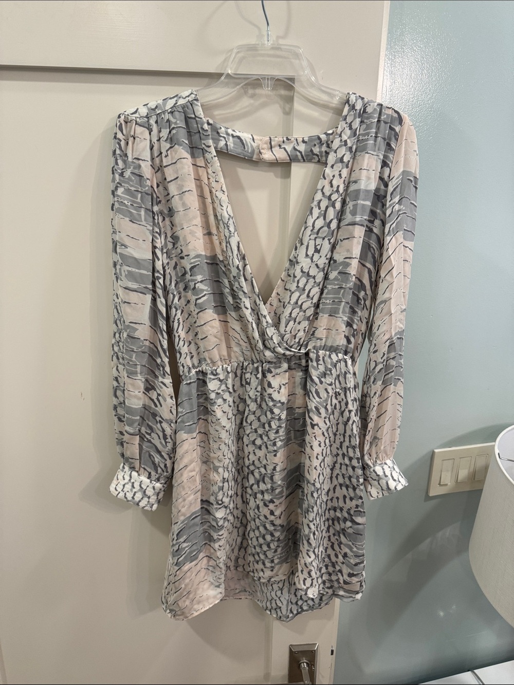 Women's V-Neck Long Sleeve Printed Mini Dress - Light Gray & Blush